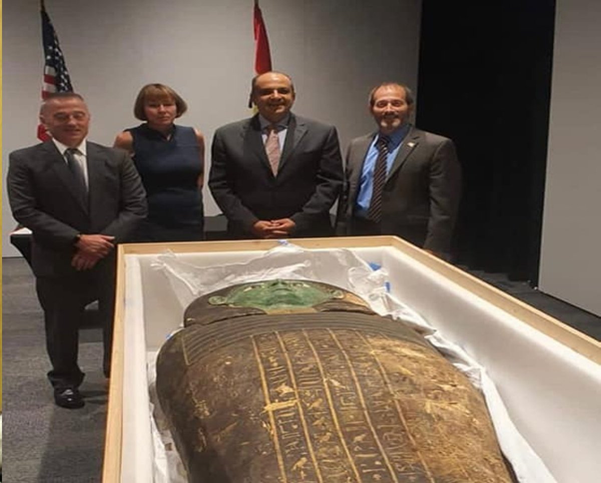 عاجل: القنصلية المصرية في هيوستن تنجح في استرداد تابوت فرعوني من العصور الفرعونية القديمة