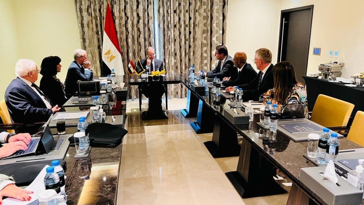 وزير الاتصالات يلتقى مسئولى شركة لينوفو العالمية لبحث فرص الاستثمار فى مصر