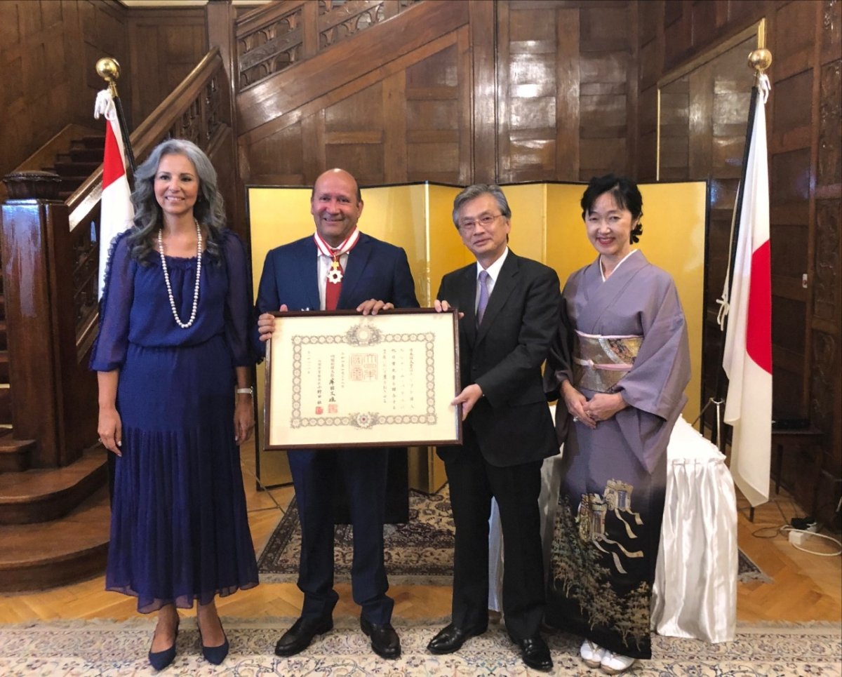 سفارة اليابان تمنح السفير "هشام بدر" وسام الشمس المشرقة نجم ذهبي وفضي