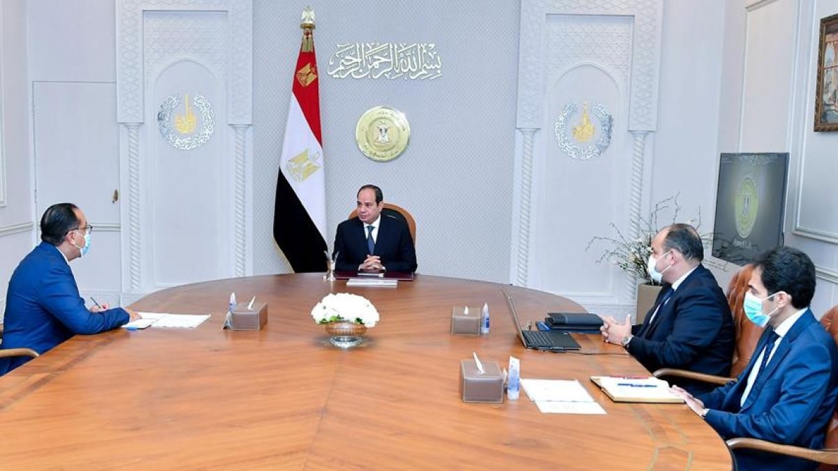 الرئيس السيسي يجتمع برئيس مجلس الوزراء ووزير التجارة والصناعة