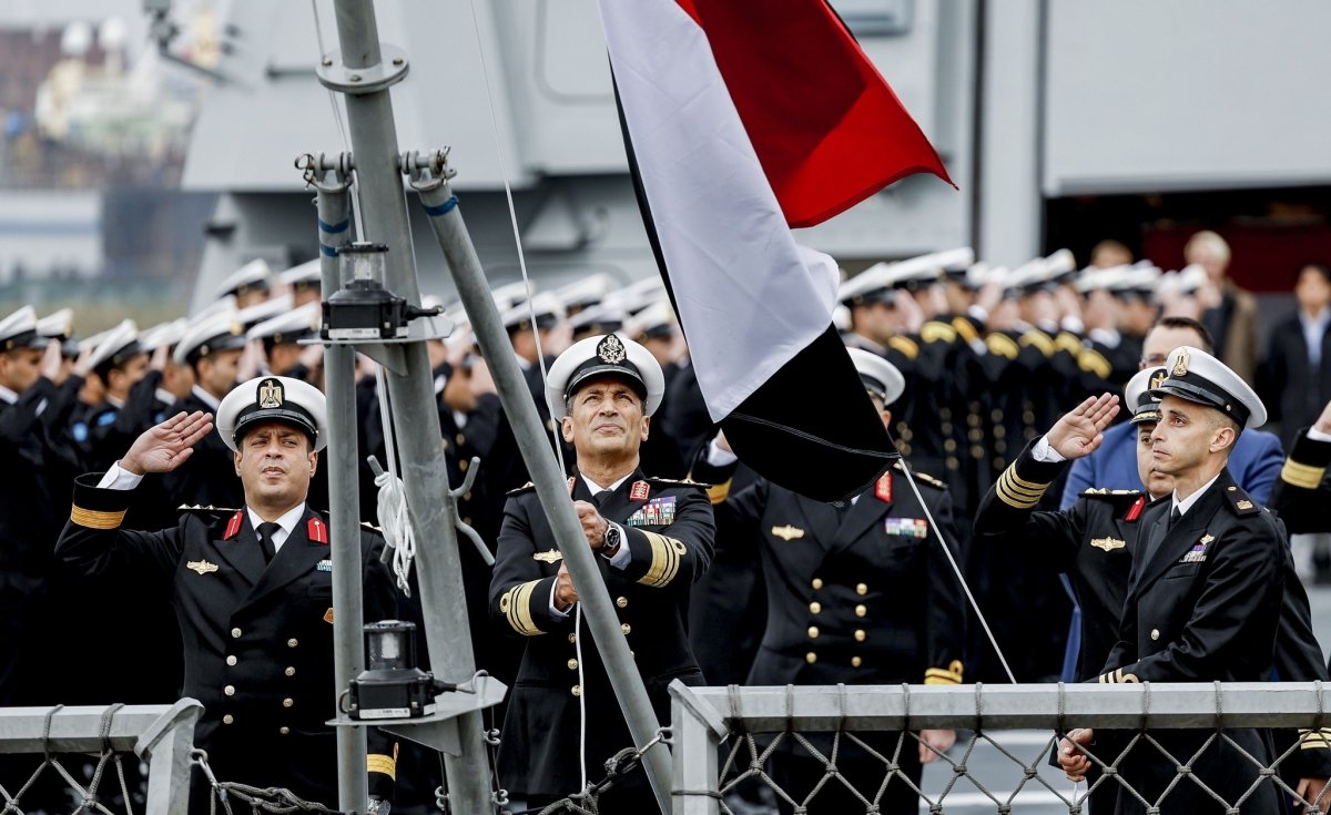 عاجل: قائد القوات البحرية يرفع العلم المصرى على الفرقاطة " العزيز " طراز (MEKO - A200) 