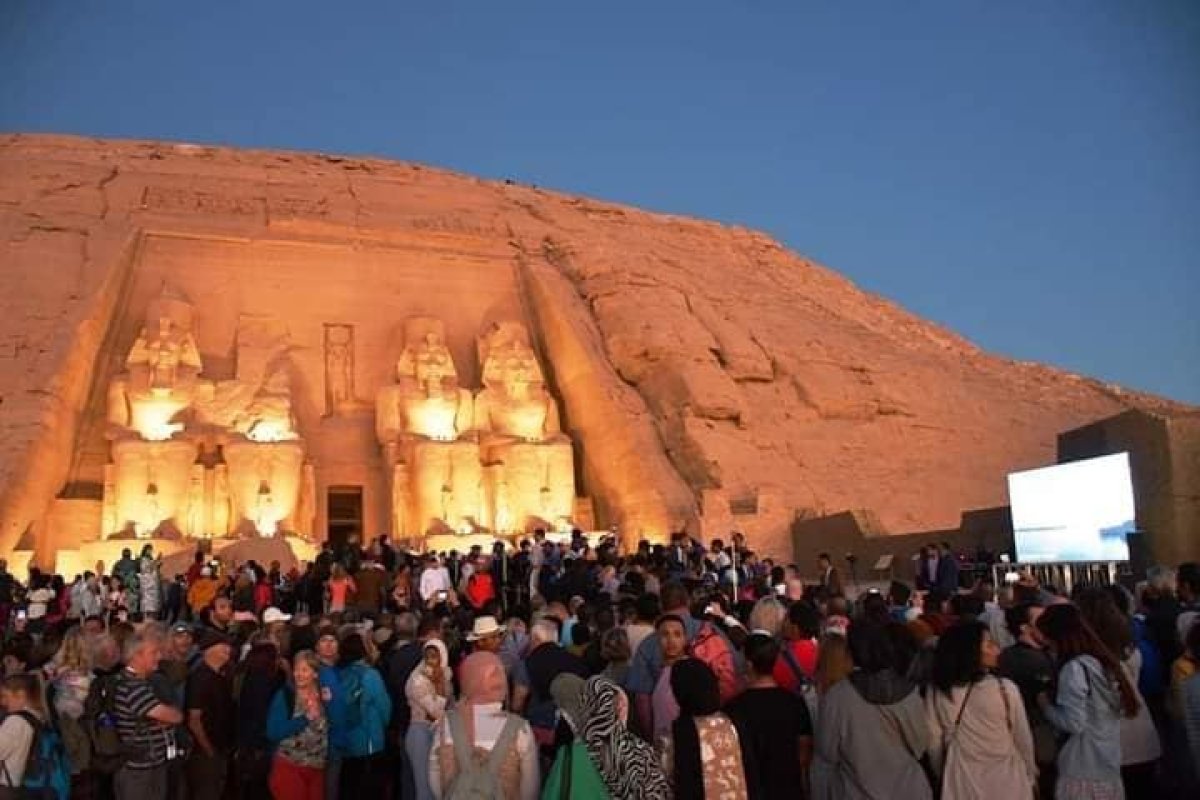4000 سائح مصري وأجنبي يشهدون ظاهرة تعامد الشمس بأبوسمبل