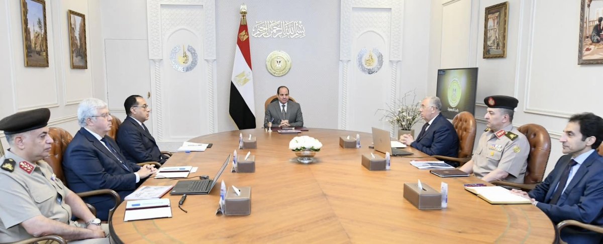 الرئيس السيسي يجتمع مع رئيس الوزراء وعدد من المسئولين