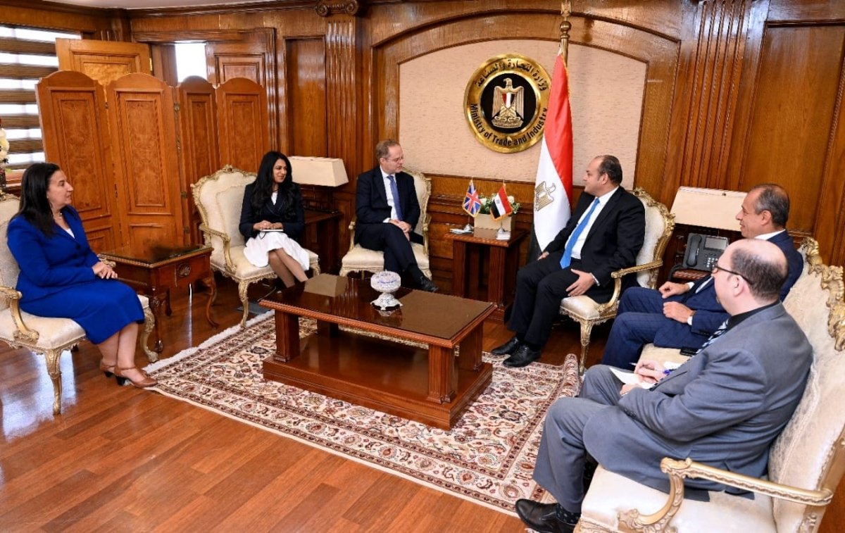 وزير التجارة والصناعة يبحث مع سفير بريطانيا بالقاهرة تعزيز علاقات الشراكة الاستراتيجية بين البلدين