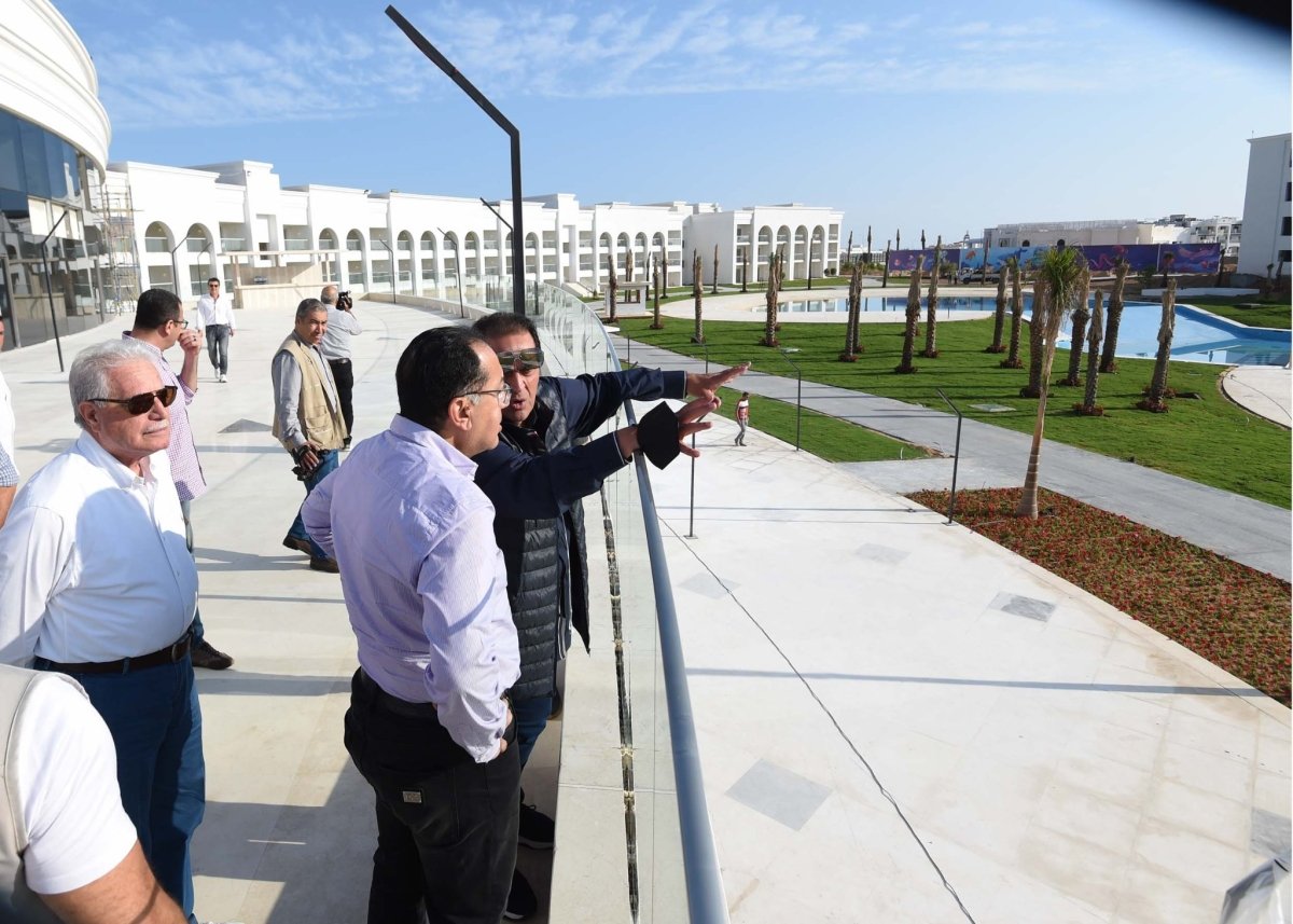 رئيس الوزراء يتفقد عددا من المشروعات الفندقية بشرم الشيخ