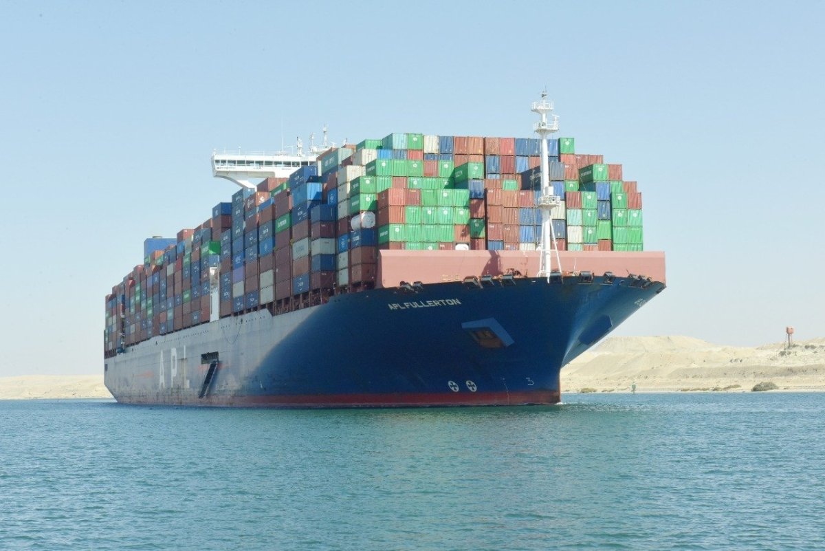 الفريق أسامة ربيع: قناة السويس تشهد عبور 94 سفينة  بإجمالي حمولات صافية 5 مليون طن 