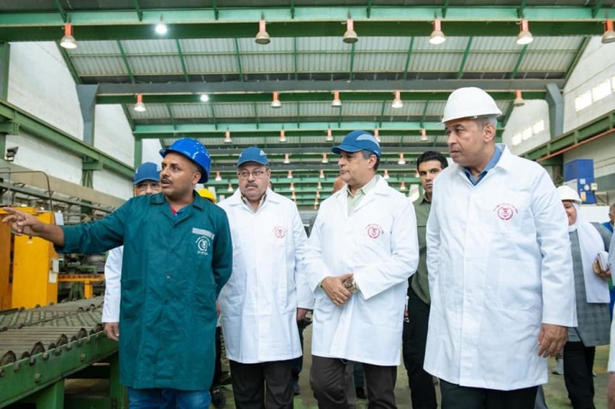 وزير الإنتاج الحربي يتابع سير العملية الإنتاجية في "حلوان للصناعات الهندسية"