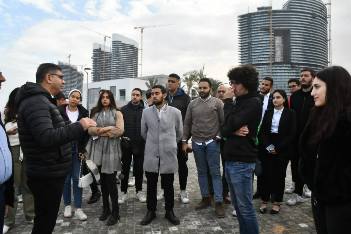 وزارة الإسكان تنظم زيارة ميدانية موسعة لوفد من طلاب الأكاديمية العربية للعلوم والتكنولوجيا إلى مدينة العلمين الجديدة