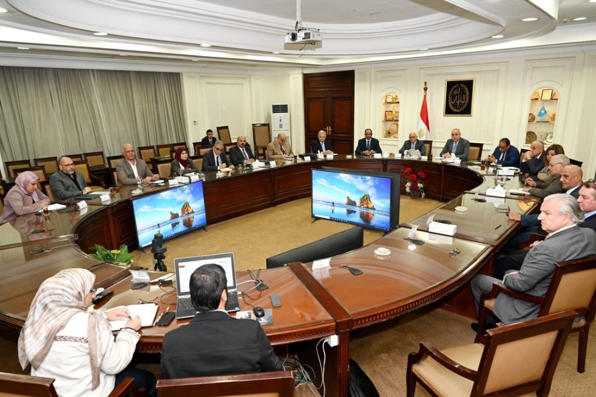 وزير الإسكان ومحافظ بورسعيد يتابعان موقف المشروعات المختلفة بالمحافظة