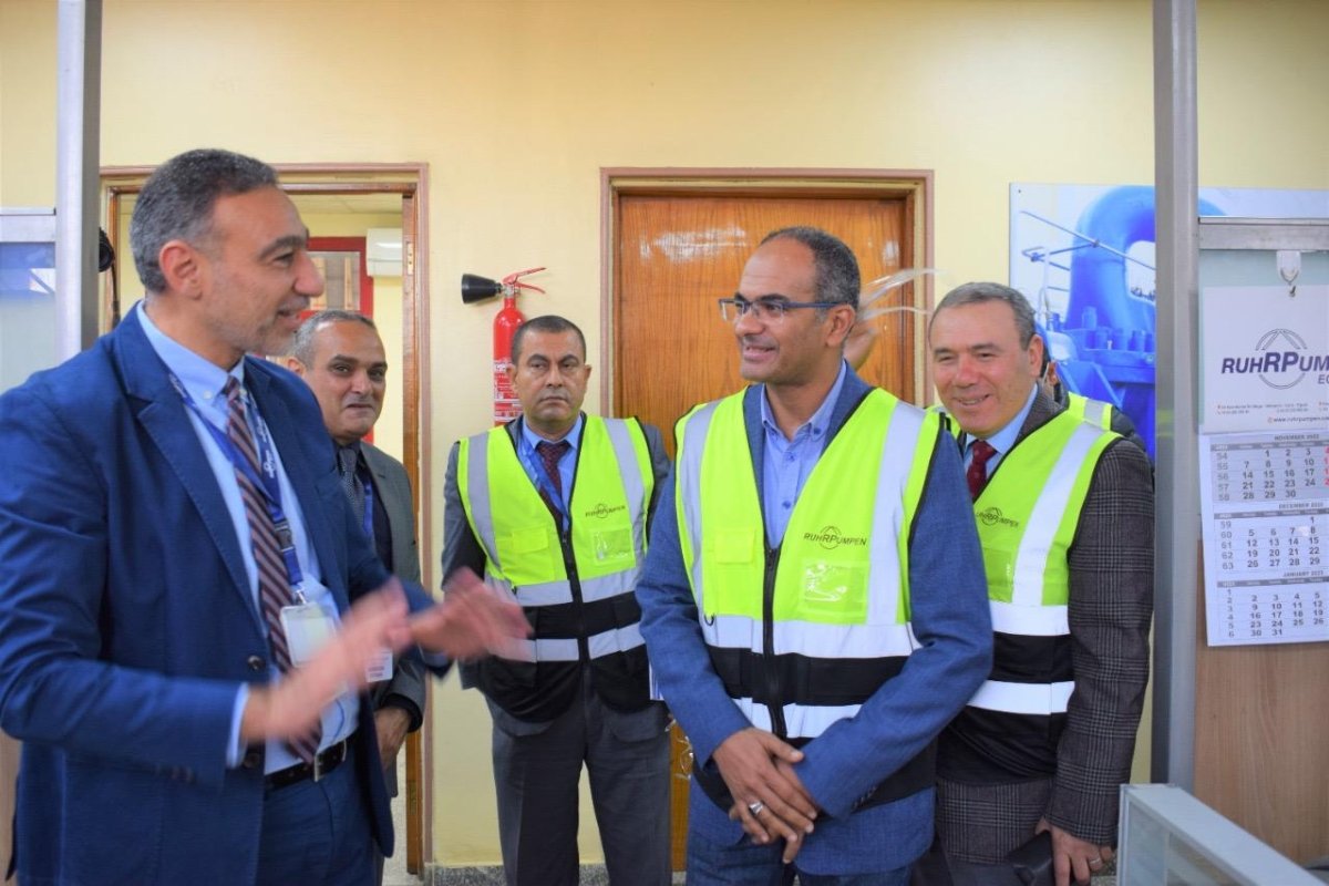 نائب وزير الاسكان لشئون البنية الاساسية يزور مصنع الشركة المصرية الألمانية للطلمبات