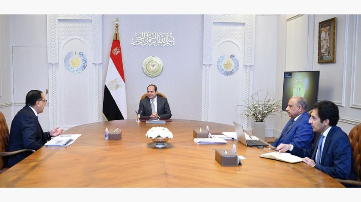 الرئيس السيسي يجتمع برئيس مجلس الوزراء ووزير قطاع الأعمال العام