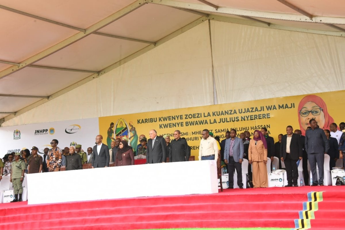 رئيسة جمهورية تنزانيا المتحدة تعطى الإشارة ببدء الملء الأول لخزان مياه مشروع سد ومحطة "جوليوس نيريرى" الكهرومائية على نهر روفيجى