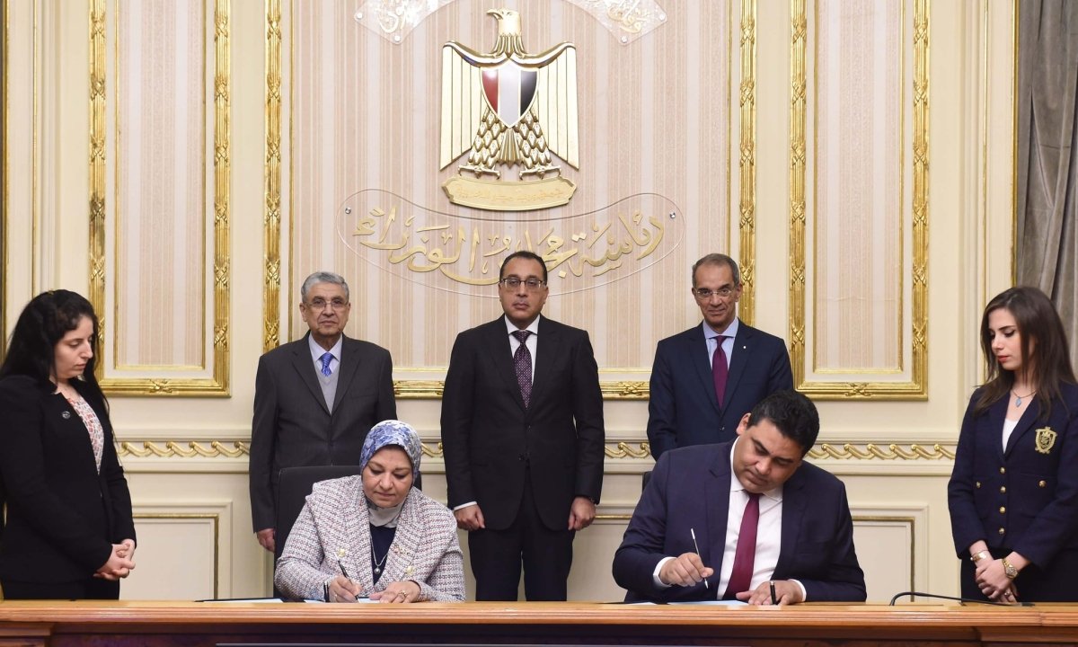 رئيس الوزراء يشهد توقيع بروتوكول تعاون  بين " المصرية للاتصالات" و"المصرية لنقل الكهرباء"