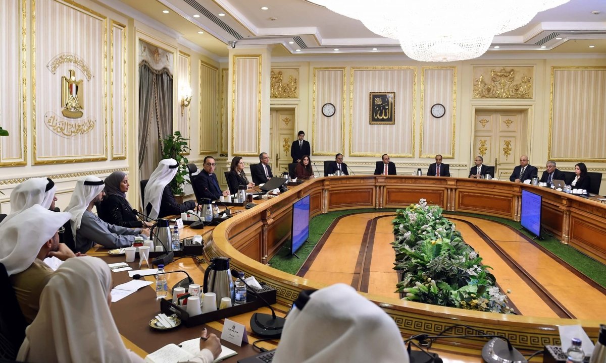رئيس الوزراء يستعرض مع مسئولين إماراتيين ترتيبات مشاركة مصر كضيف شرف فى "القمة العالمية للحكومات"