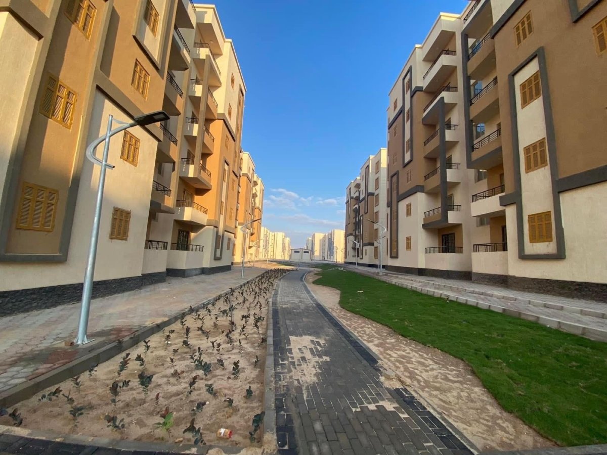 وزير الإسكان يستعرض الموقف التنفيذي للمشروعات السكنية والمرافق بمدينة  " العبور الجديدة "