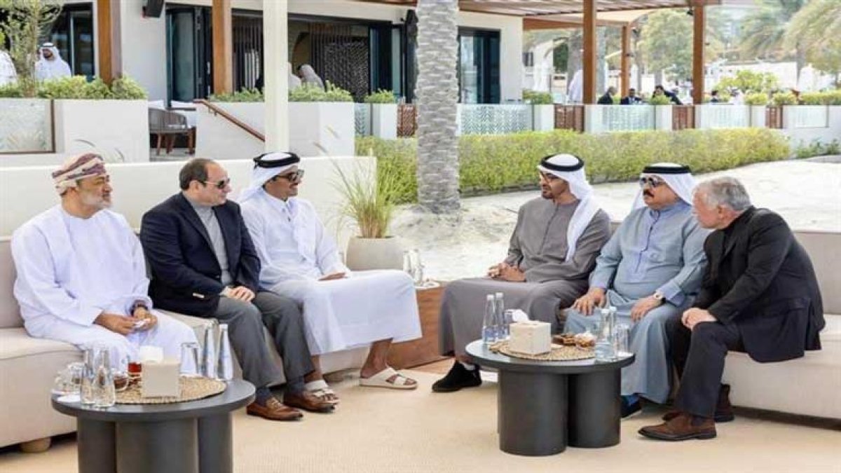 الرئيس السيسي يشارك مع شقيقه رئيس دولة الإمارات في مجلس قصر البحر بأبو ظبي