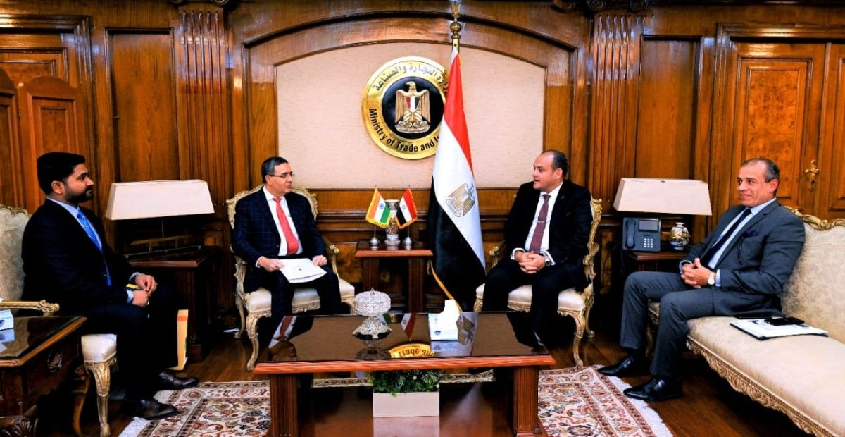 وزير التجارة والصناعة يبحث مع السفير الهندي بالقاهرة سبل التعاون بين البلدين