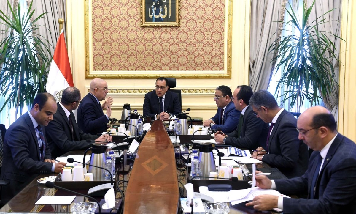 رئيس الوزراء يتابع موقف مشروعات تحلية مياه البحر والصرف الصحى بمحافظة الإسكندرية