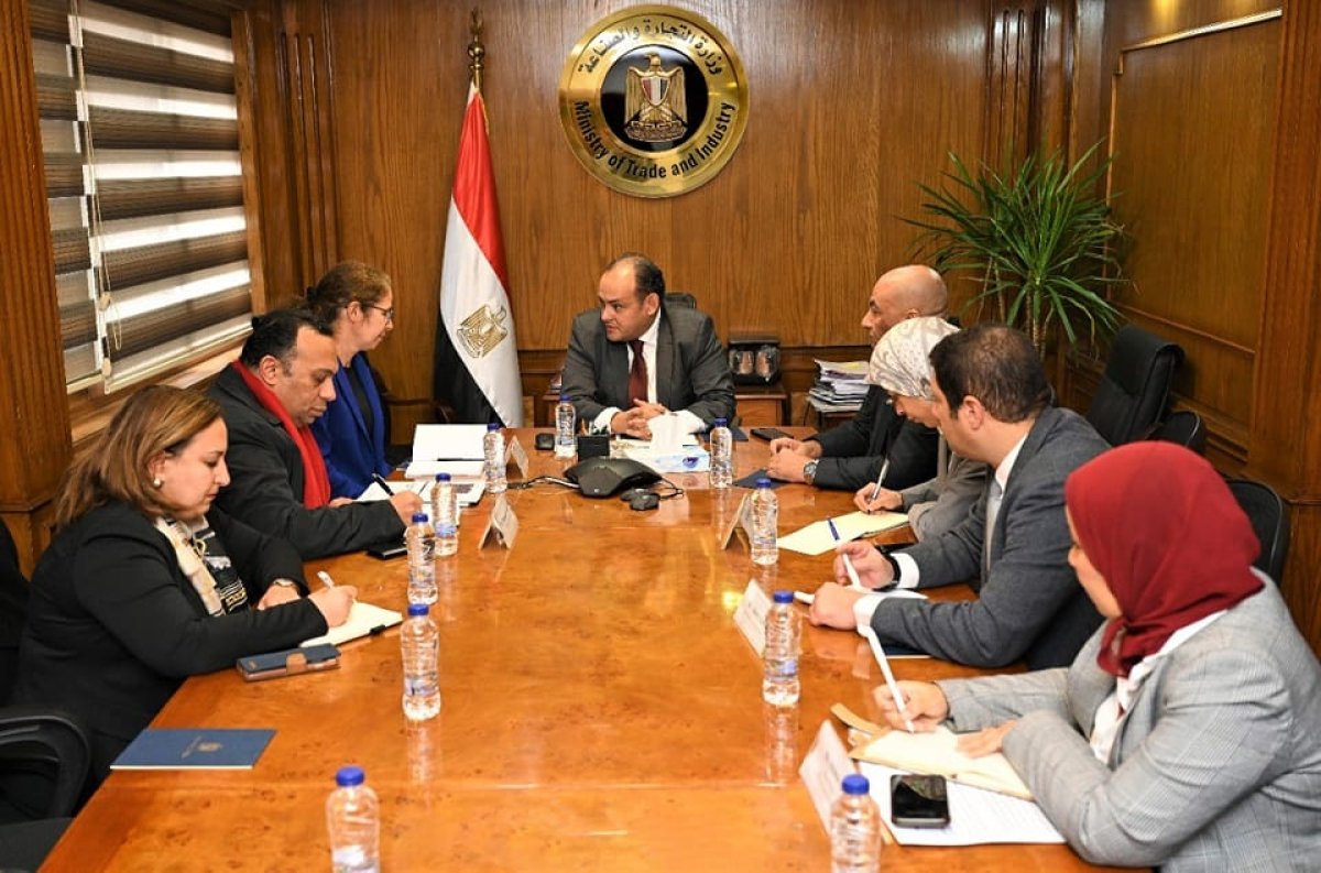 "م. أحمد سمير" يبحث مع ممثلي مجموعة البنك الدولي بالقاهرة تطوير الصناعة المصرية