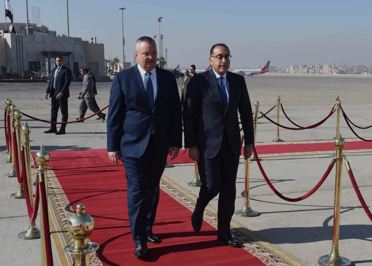 رئيس الوزراء يستقبل نظيره الروماني بمطار القاهرة