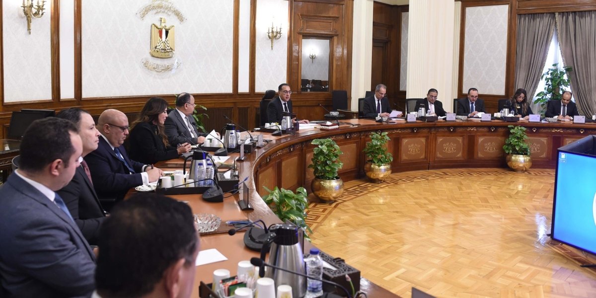 رئيس الوزراء يتابع جهود توطين صناعة التليفون المحمول فى مصر