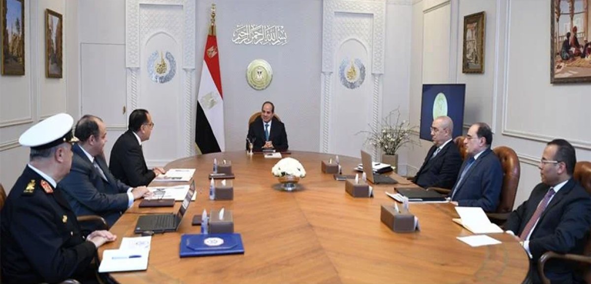الرئيس السيسي يجتمع برئيس مجلس الوزراء وعدد من المسئولين