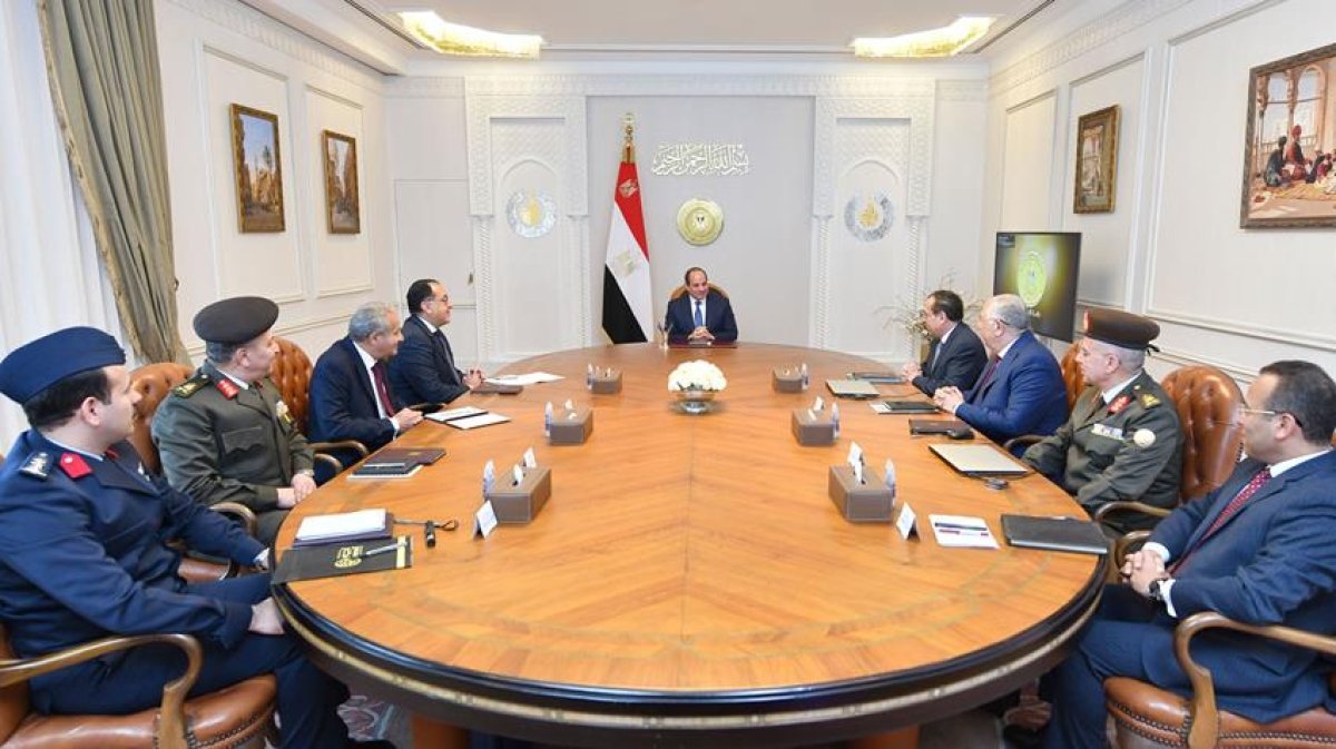الرئيس السيسي يجتمع برئيس مجلس الوزراء وعدد من الوزراء والمسئولين