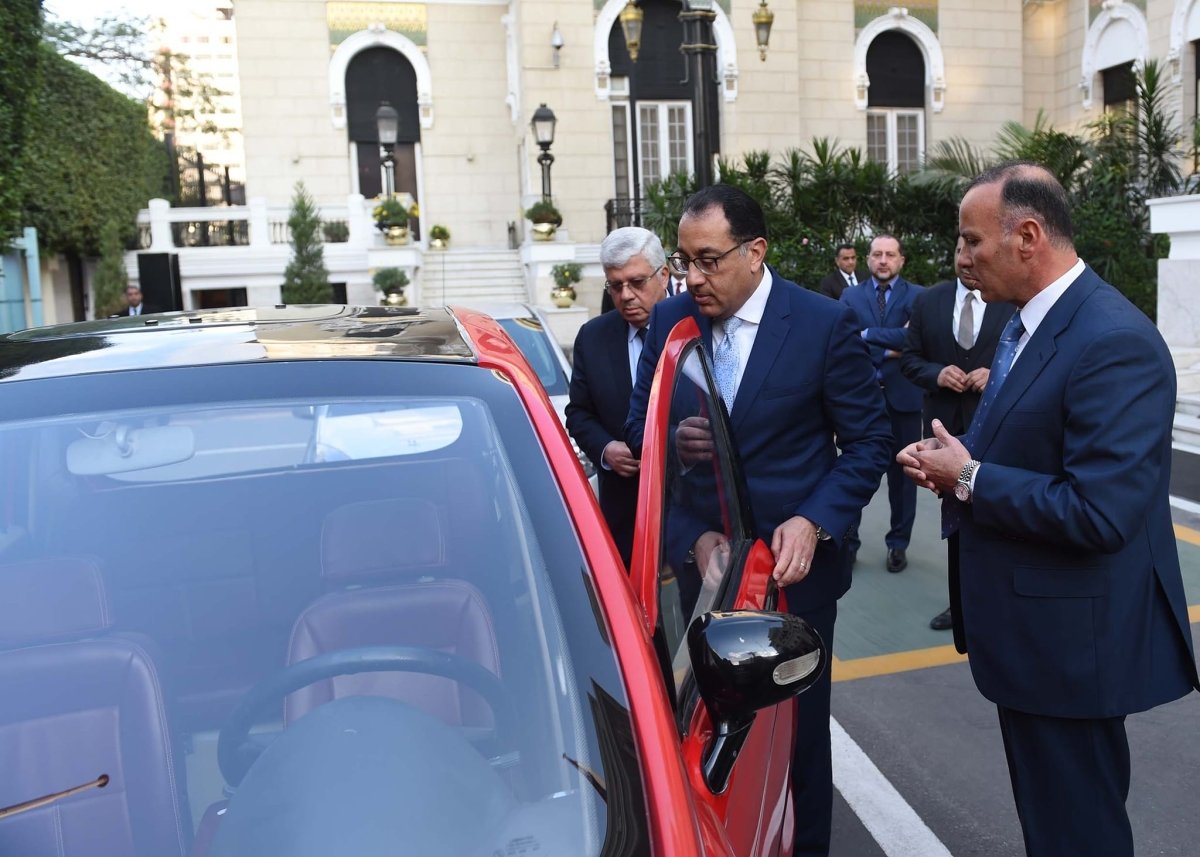 رئيس الوزراء يعقد اجتماعاً لاستعراض مشروع "تصنيع سيارة كهربائية مصرية" 