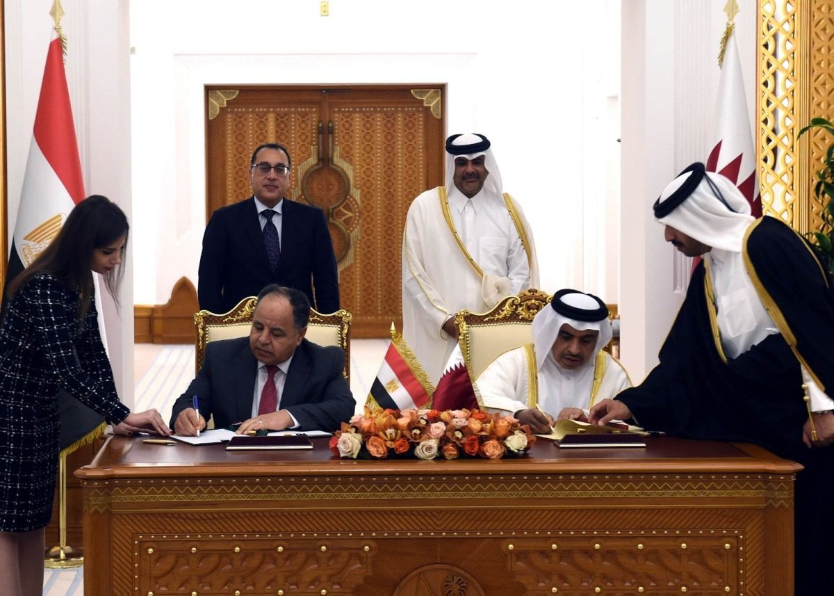 رئيسا وزراء مصر وقطر يشهدان توقيع اتفاقية حكومية لإزالة الازدواج في ضريبة الدخل