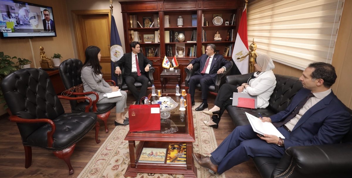 وزير السياحة والآثار يلتقي سفير كوريا الجنوبية بالقاهرة لبحث التعاون المشترك