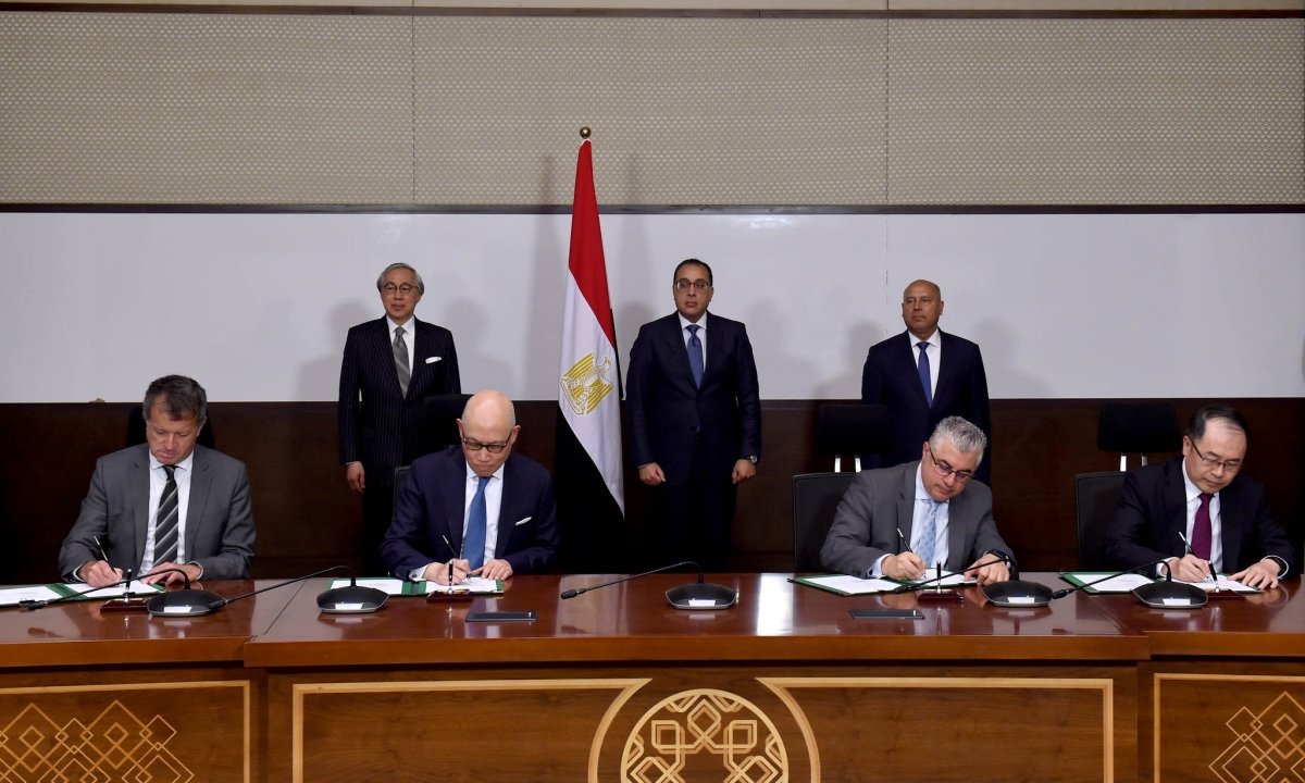 رئيس الوزراء يشهد مراسم توقيع عقدى التزام لمشروعى تطوير ميناءى السخنة والدخيلة