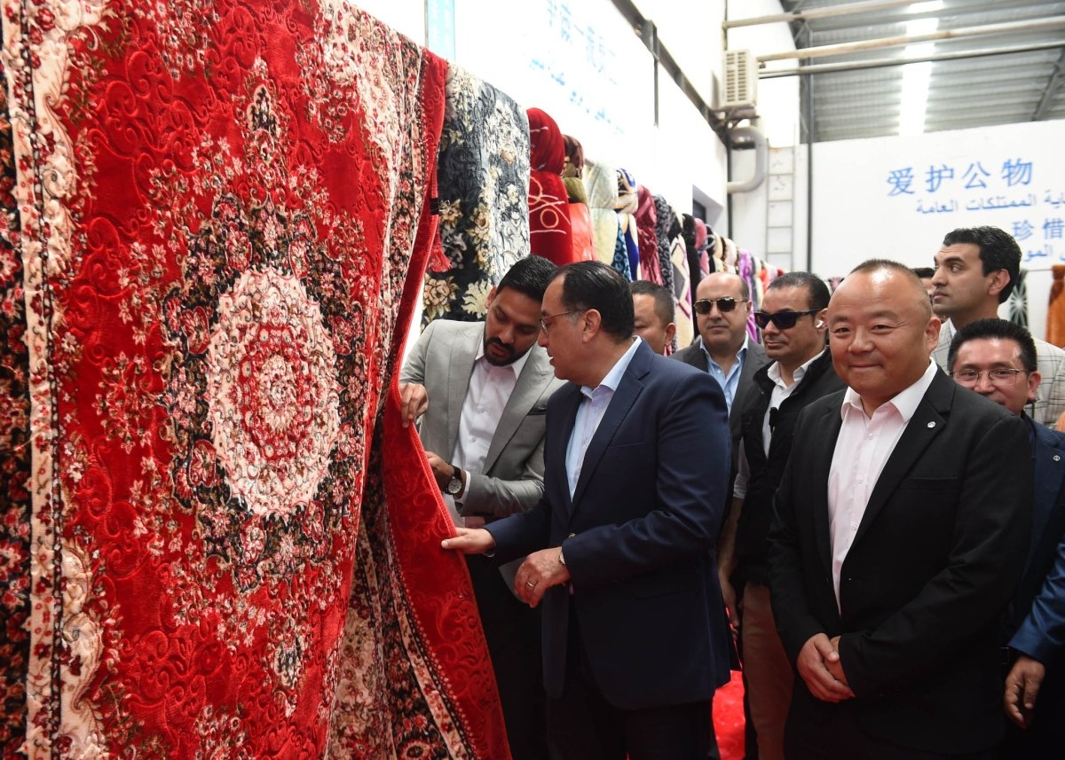رئيس الوزراء يشهد افتتاح مشروع شركة "إيجيبت فان يانغ" لطباعة وصباغة المنسوجات
