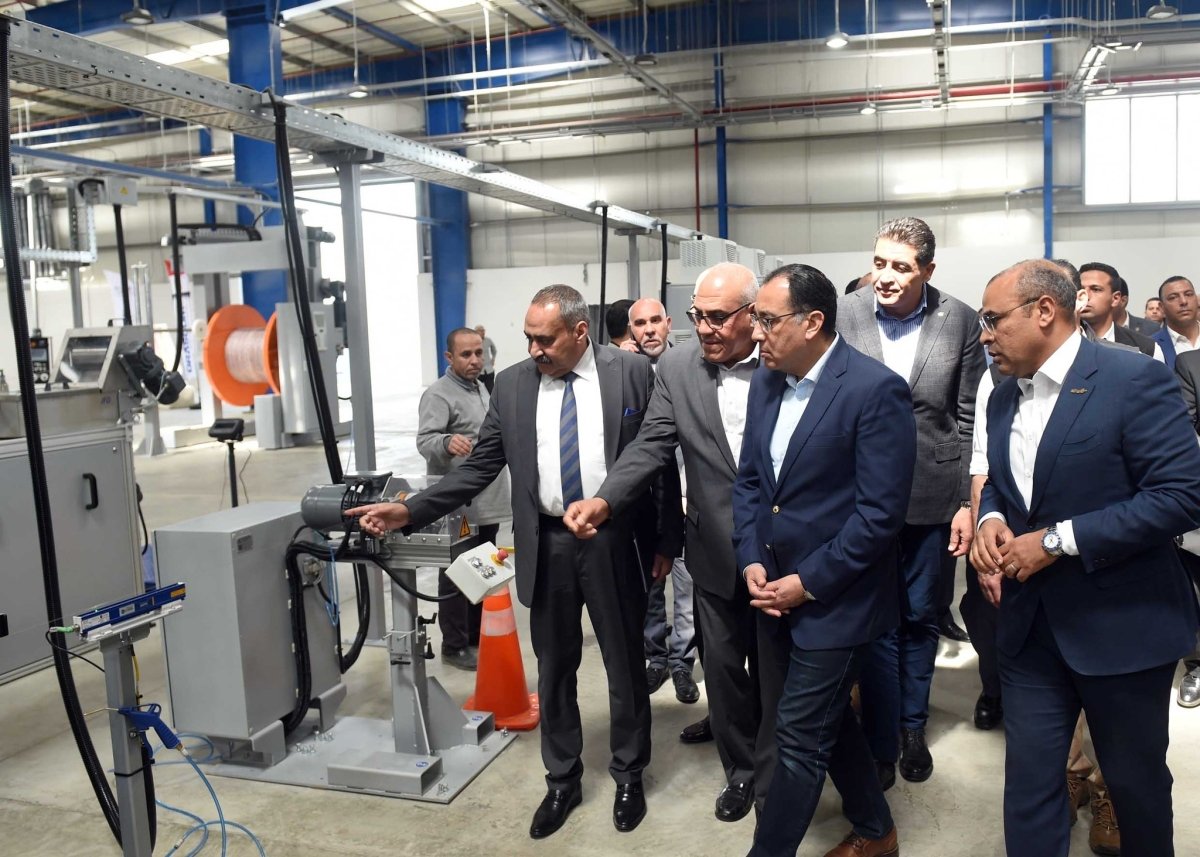 رئيس الوزراء يتفقد مصنع "بنية" لكابلات الألياف الضوئية المقام بالشراكة مع الهيئة العربية للتصنيع
