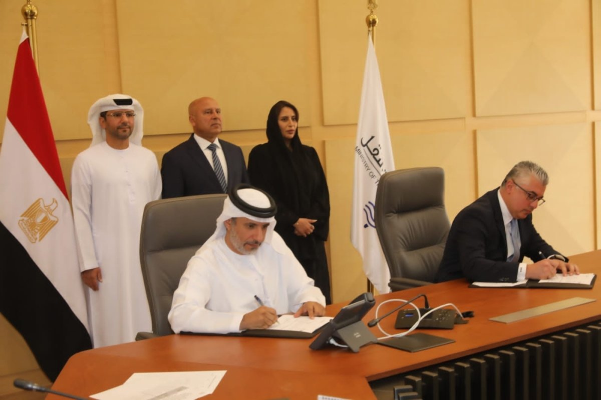 وزير النقل وسفيرة الإمارات بالقاهرة يشهدان توقيع عدد من العقود والاتفاقيات