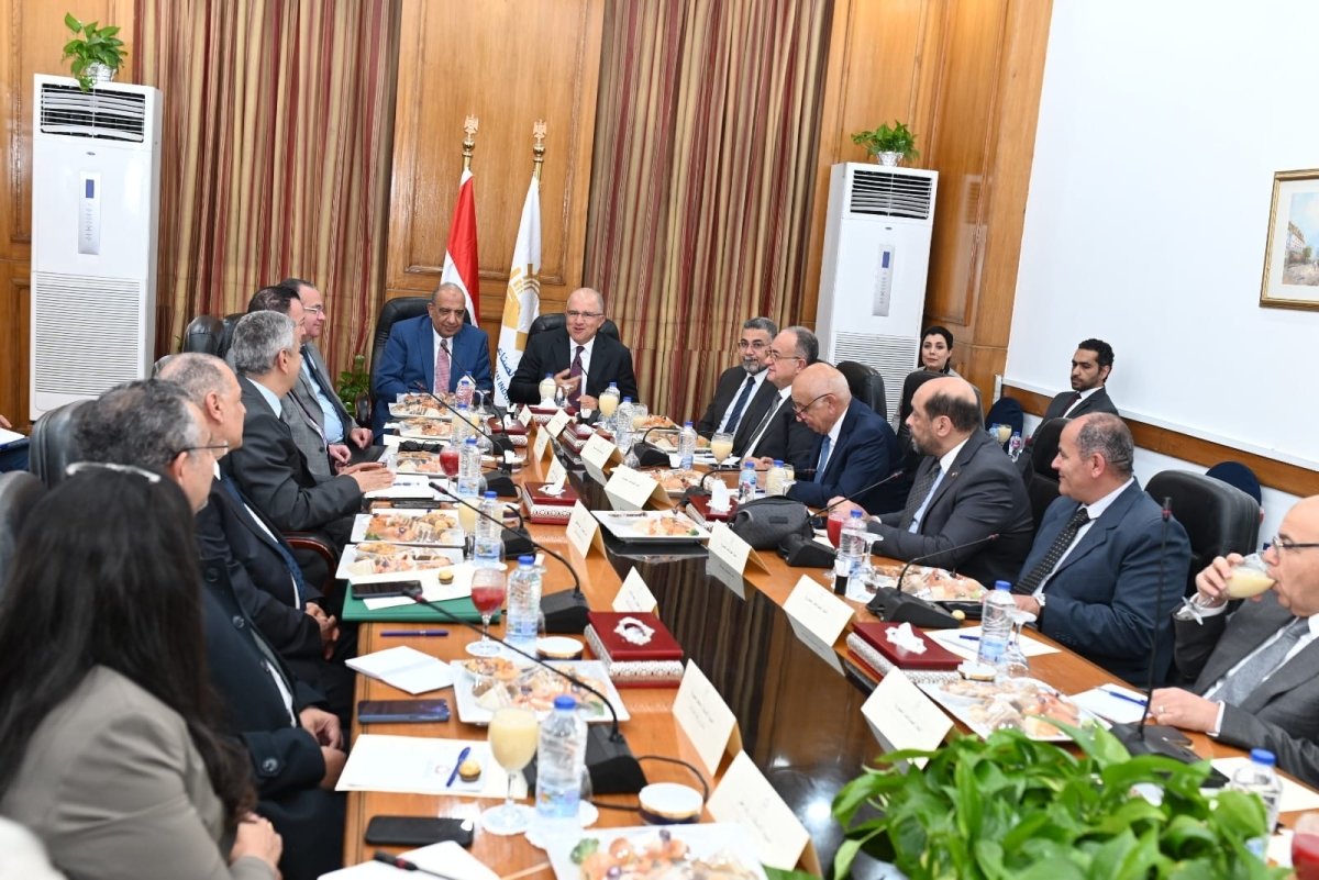 وزير قطاع الأعمال العام يلتقي أعضاء اتحاد الصناعات المصرية برئاسة محمد السويدي