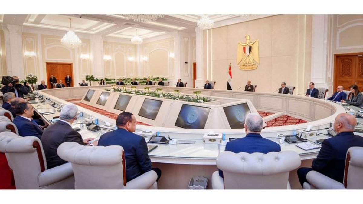الرئيس السيسي يجتمع برئيس مجلس الوزراء وأعضاء الحكومة