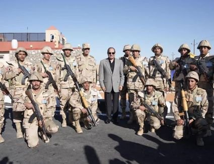بالصور.. الرئيس السيسي يعبر عن سعادته بتواجده وسط مقاتلي القوات المسلحة المصرية شرق قناة السويس