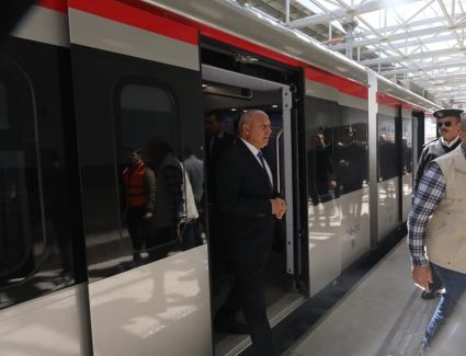 وزير النقل يتفقد انتظام العمل بمحطة عدلي منصور ويستقل أحد قطارات LRT