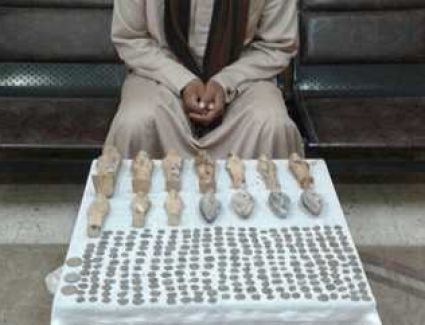 بتمثال مزيف.. القبض على مسجل خطر متهم بالنصب على تجار آثار