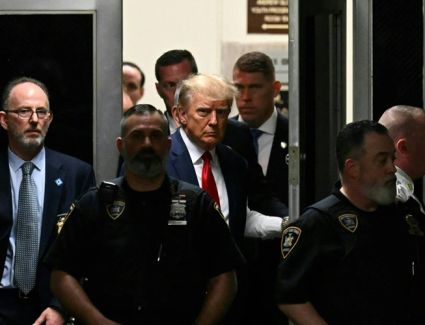 بعد الإفراج عنه.. ترامب يغادر قاعة المحكمة على ذمة القضايا المنسوبة إليه