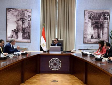 رئيس الوزراء يطمئن على توافر أرصدة السلع الأساسية