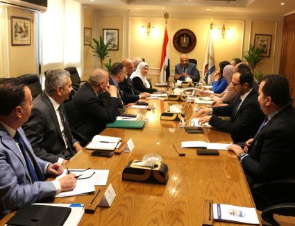 وزير قطاع الأعمال العام يجتمع بالرؤساء التنفيذيين للشركات القابضة لمتابعة خطط العمل