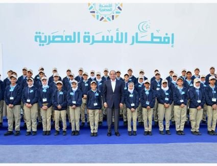 بالفيديو.. الرئيس السيسي يشارك في إفطار الأسرة المصرية بحي الأسمرات ويتفقد معرض الأسر المنتجة