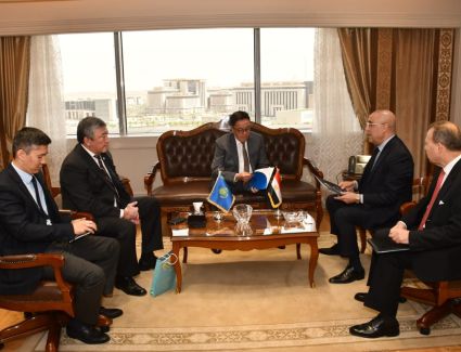 وزير الإسكان يلتقى سفير جمهورية كازاخستان لعرض التجربة العمرانية المصرية وبحث التعاون المشترك 