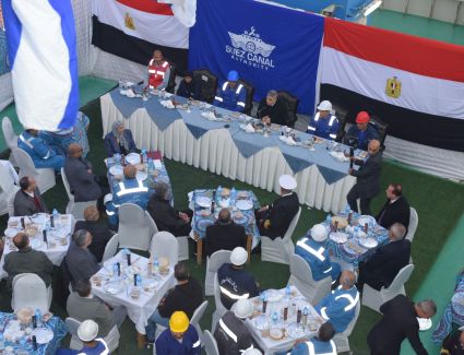 الفريق أسامة ربيع يتابع مستجدات مشروع تطوير القطاع الجنوبي للقناة ويشارك العاملين الإفطار على الكراكة مهاب مميش