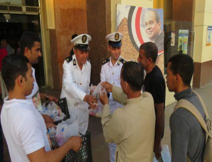 كعك ووجبات إفطار.. الداخلية تحتفل بعيد الفطر المبارك بتوزيع الحلوى على المواطنين 