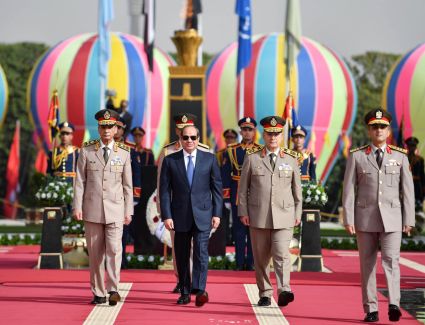 بالصور.. الرئيس السيسي يضع إكليلًا من الزهور على النصب التذكاري لشهداء القوات المسلحة