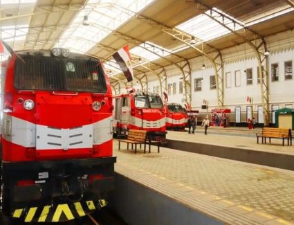 تنفيذاً لتوجيهات الرئيس.. وزير النقل: تسيير عدد من الرحلات الإضافية بالسكة الحديد لاستيعاب كثافة العائدين من السودان