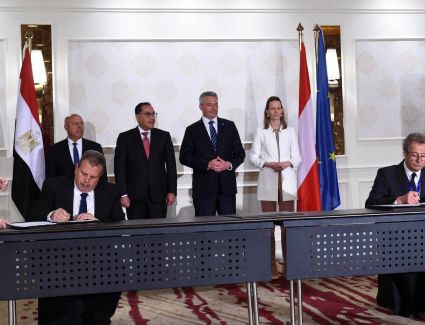 رئيس الوزراء ومستشار النمسا يشهدان مراسم توقيع عقدي شراكة وتصنيع وتوريد مفاتيح السكك الحديدية 