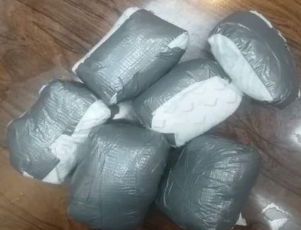 مخدرات وسط الملابس.. ضبط سيدتين حاولا تهريب 1.6 كيلو أفيون بمطار القاهرة  